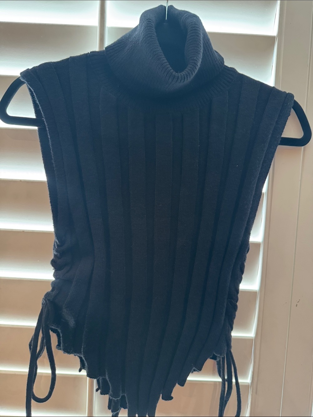 Source Unknown Black Ribbed Sleeveless Turtleneck Vest with Side Ties